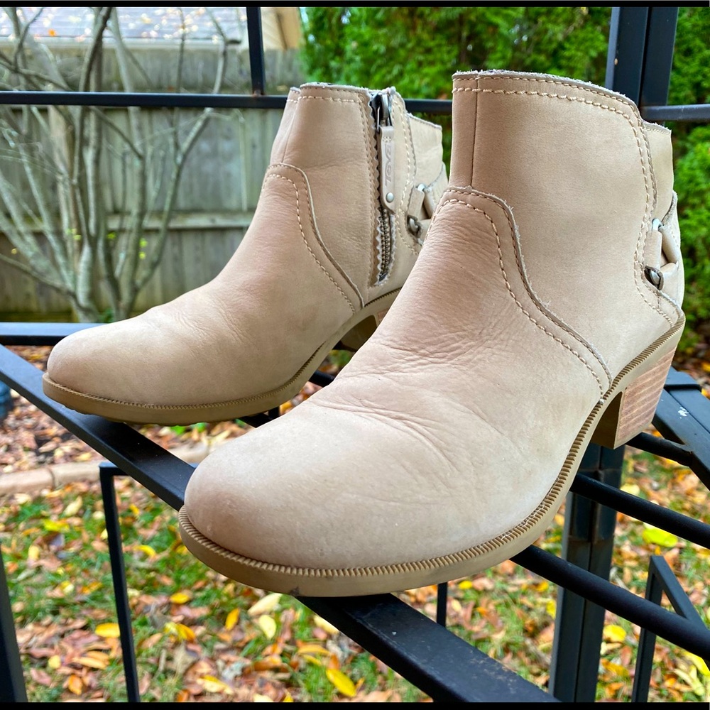 Teva foxy ankle boot cream